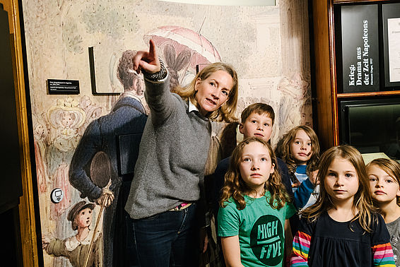 Eine Gruppe Kinder und eine Frau im Literaturmuseum