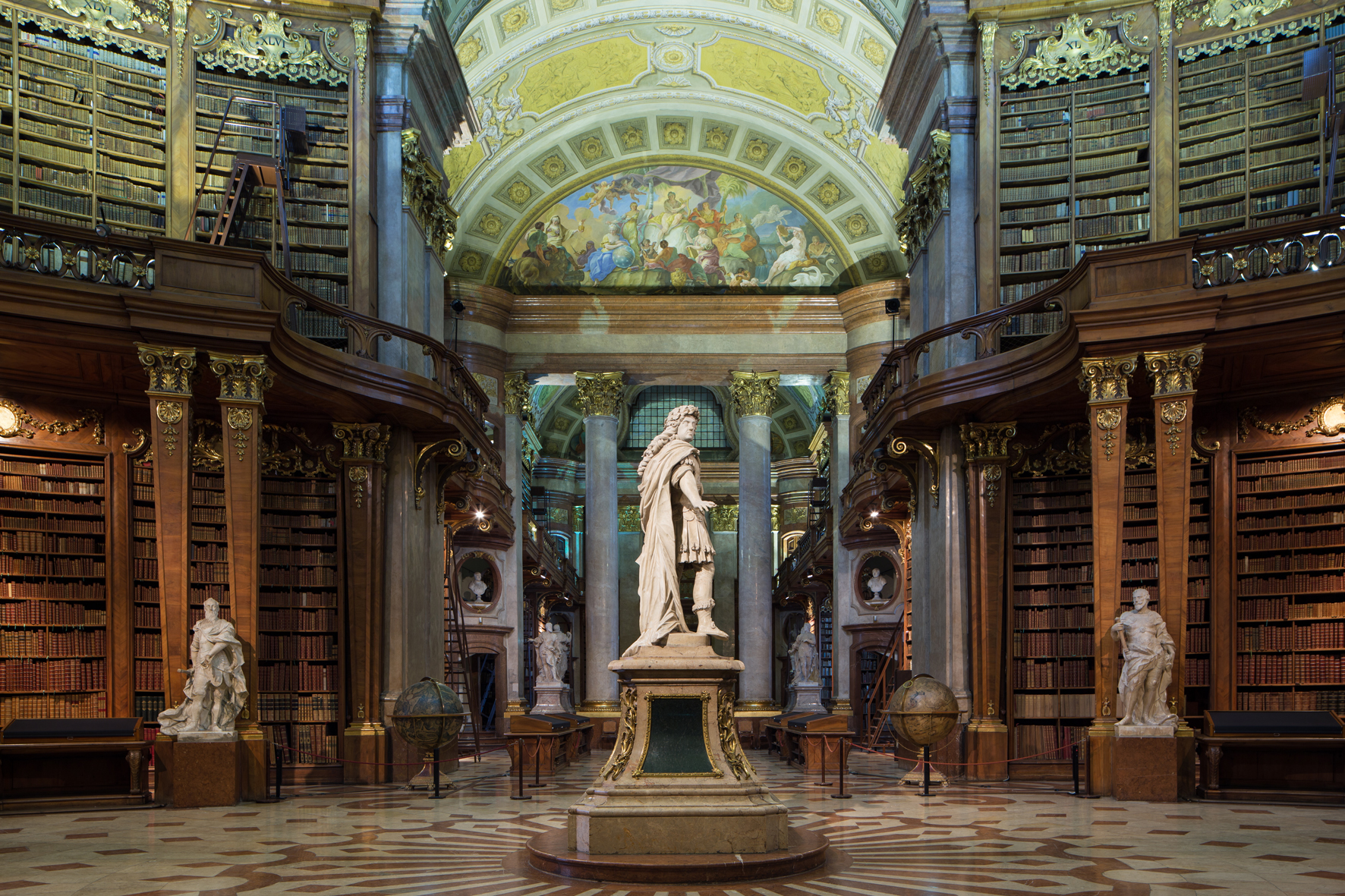Prunksaal ohne Menschen, Statue von Karl VI. im Zentrum