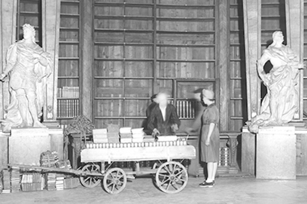 Bücherevakuierung aus dem Prunksaal 1943