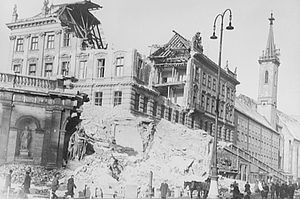 Das durch einen Bombentreffer im März 1945 zerstörte Albertina-Gebäude