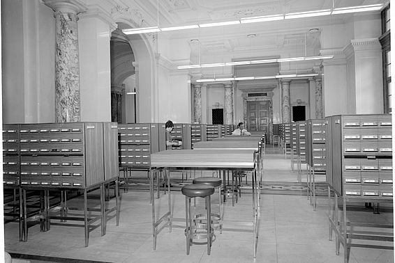 Kataloghalle mit dem Schlagwort- und Nominalkatalog für das Publikum, 196