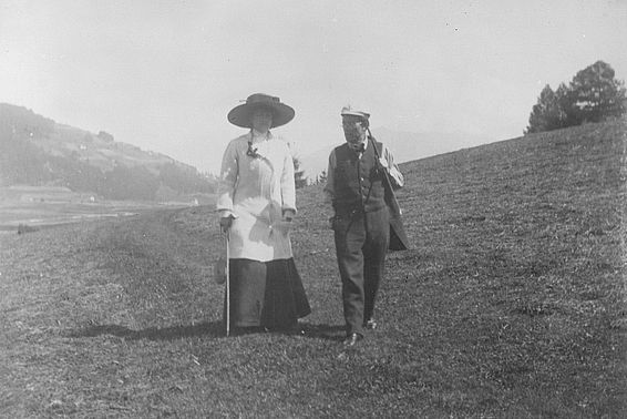 Gustav Mahler mit Alma Mahler bei einem Spaziergang, 1909 – © Österreichische Nationalbibliothek 