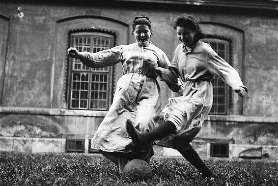Schwestern beim Fußballspiel. Schwarzweiß-Fotografie