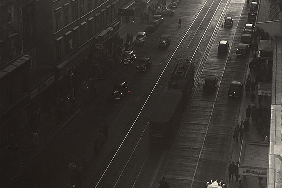 Ernst Schauder: Mariahilfer Straße bei Dämmerung, Foto um 1950