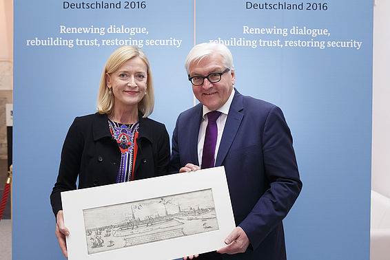 Johanna Rachinger mit Frank-Walter Steinmeier - © Photothek Grabowsky