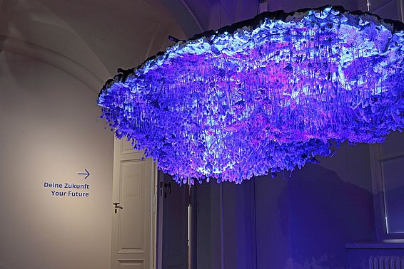 Kunst aus Bitumen, Kunststoff, Gräsern und UV-aktiver Farbe, Klaus Wankers Installation „Inseln der Seligen (GIER)“