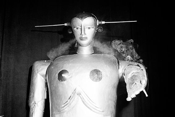 Der Maschinenmensch Sabor des Schweizer Ingenieurs Peter Steurer bei einer Vorführung in Linz, 1952 – © United States Information Service (USIS)/ÖNB, 1952 