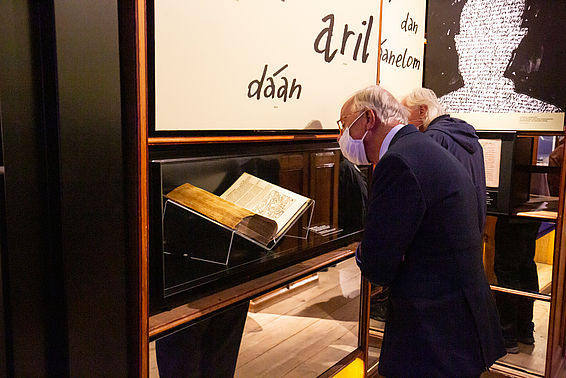 Eine ältere Besucherin und ein älterer Besucher im Literaturmuseum