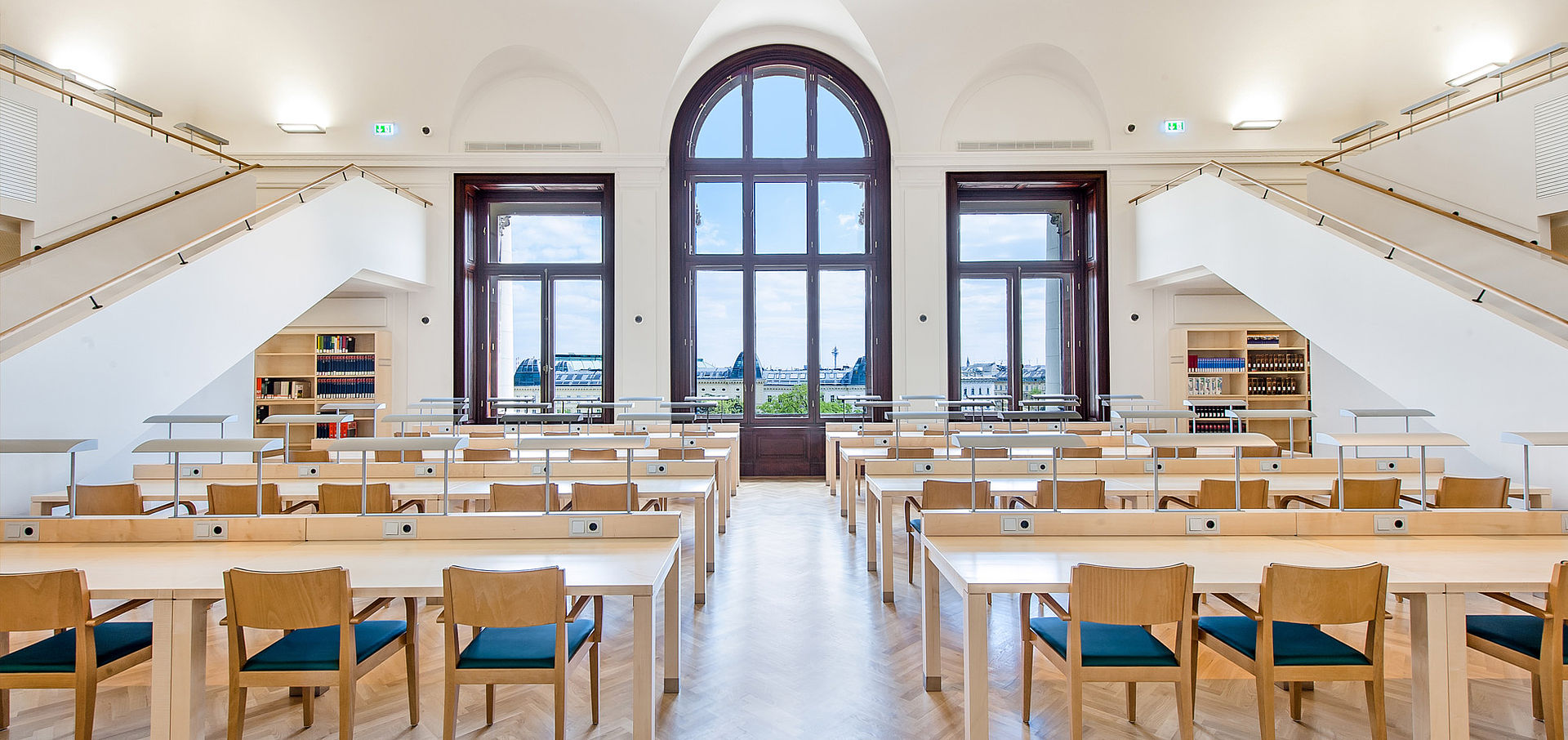 Leerer, heller Lesesaal mit hohen Fenstern