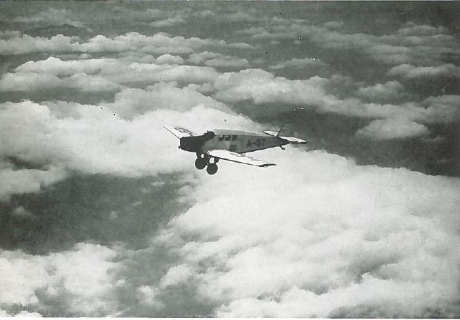 Abb.1: Die Junkers F-13 über den Alpen 