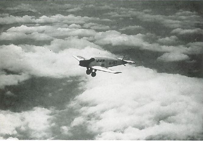 Abb.1: Die Junkers F-13 über den Alpen