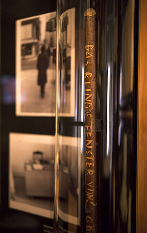 Peter Handkes Wanderstock, ausgestellt im Literaturmuseum