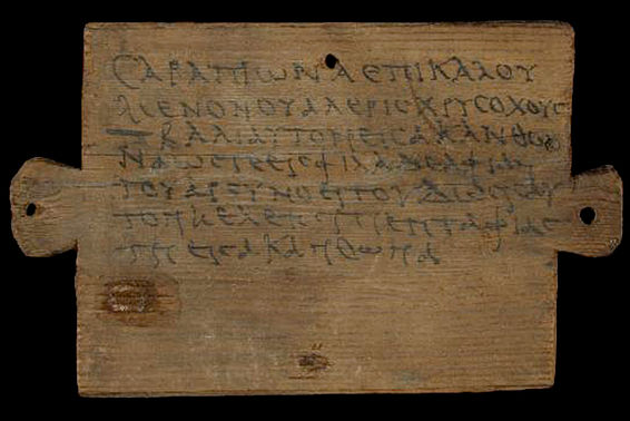 Holztäfelchen mit Schriftzeichen 
