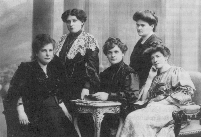 Mitglieder des Frauenreichskomitees 1905: von links Therese Schlesinger, Anna Boschek, Amalie Seidel, Adelheid Popp, Lotte Pohl-Glas