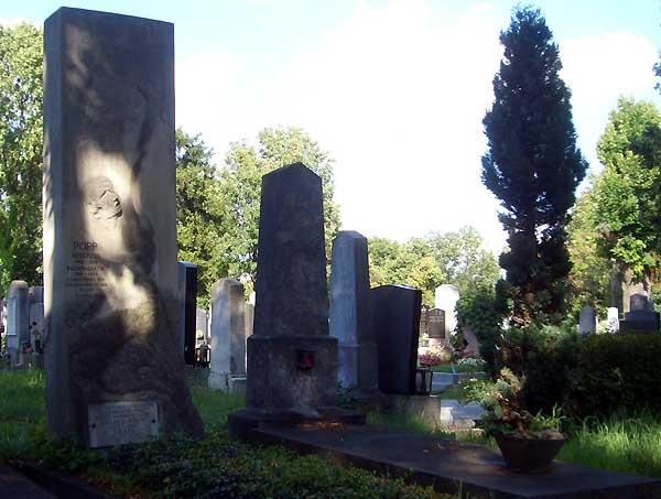 Grabmal von Adelheid Popp am Wiener Zentralfriedhof (Gruppe 63, Reihe 2, Nr. 24)