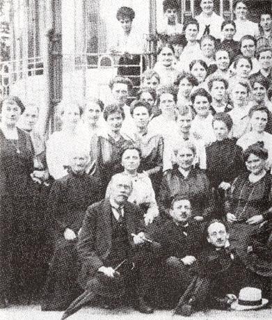 Niederösterreichisches Frauenlandeskomitee 1917 mit Adelheid Popp (sitzend vorne ganz rechts)