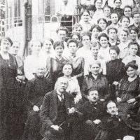 Niederösterreichisches Frauenlandeskomitee 1917 mit Adelheid Popp (sitzend vorne ganz rechts)