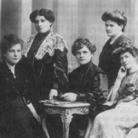 Mitglieder des Frauenreichskomitees 1905: Therese Schlesinger, Anna Boschek, Amalie Seidel, Adelheid Popp, Lotte Pohl-Glas (von links)