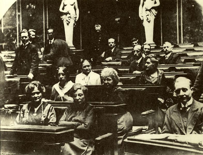 Sitzung der verfassunggebenden Nationalversammlung im Parlament am 4. März 1919 mit Anna Boschek, Therese Eckstein, Emmy Freundlich, Adelheid Popp, Amalie Seidel und Maria Tusch
