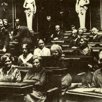 Sitzung der verfassunggebenden Nationalversammlung im Parlament am 4. März 1919 mit Anna Boschek, Therese Eckstein, Emmy Freundlich, Adelheid Popp, Amalie Seidel und Maria Tusch