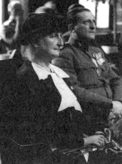 Franziska Starhemberg mit Major Fey anläßlich der Verleihung der Ehrenbürgerschaft von Linz zu ihrem 60. Geburtstag 1935
