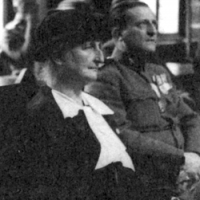 Franziska Starhemberg mit Major Fey anläßlich der Verleihung der Ehrenbürgerschaft von Linz zu ihrem 60. Geburtstag 1935