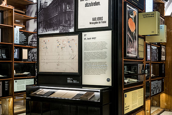 Vitrine im Literaturmuseum mit Fotos und Schrifttafeln