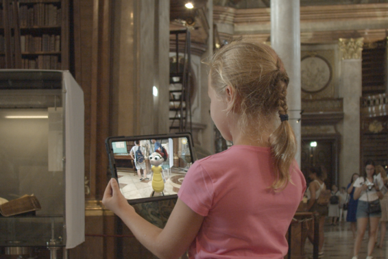 Mädchen mit Tablet im Prunksaal