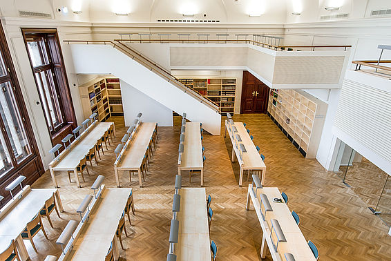 Ludwig-Wittgenstein-Forschungslesesaal mit zwei Treppen und großem Panoramafenster aus der Vogelperspektive, Seitenansicht