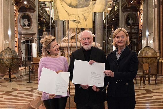 Anne-Sophie Mutter, John Williams und Generaldirektorin Dr. Johanna Rachinger im Prunksaal der Österreichischen Nationalbibliothek