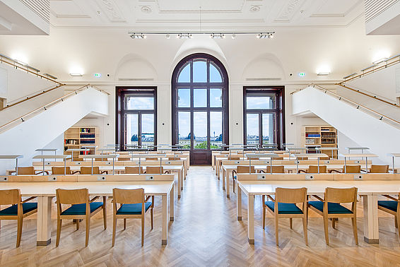 Ludwig-Wittgenstein-Forschungslesesaal mit zwei Treppen und großem Panoramafenster, Totalansicht