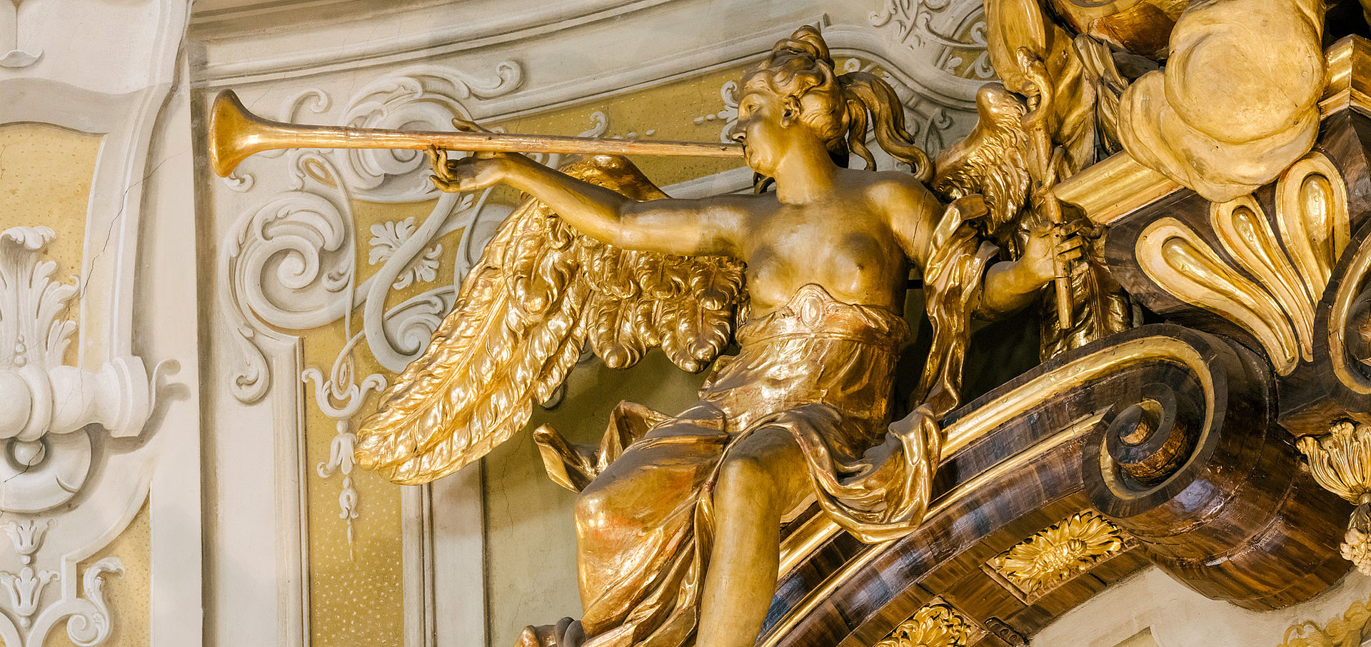 Foto einer Statue, goldener Engel, der in eine Fanfare bläst
