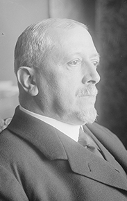 Josef von Karabacek Mann im Anzug im Profil, schwarz-weiß