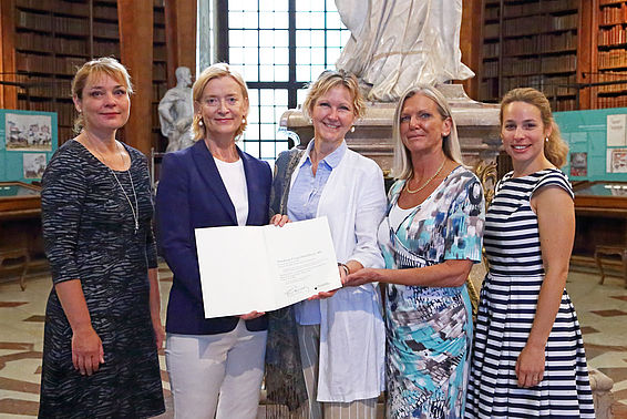 Mag. Salomé Wagner mit Dr. Johanna Rachinger, Präsidentin Ursula Oberhollenzer, MSc, Mag. Gabriele Hochwarter und Mag. Katharina van Zeller