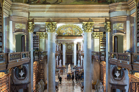 Marmorsaal mit Deckenfresko und Statue