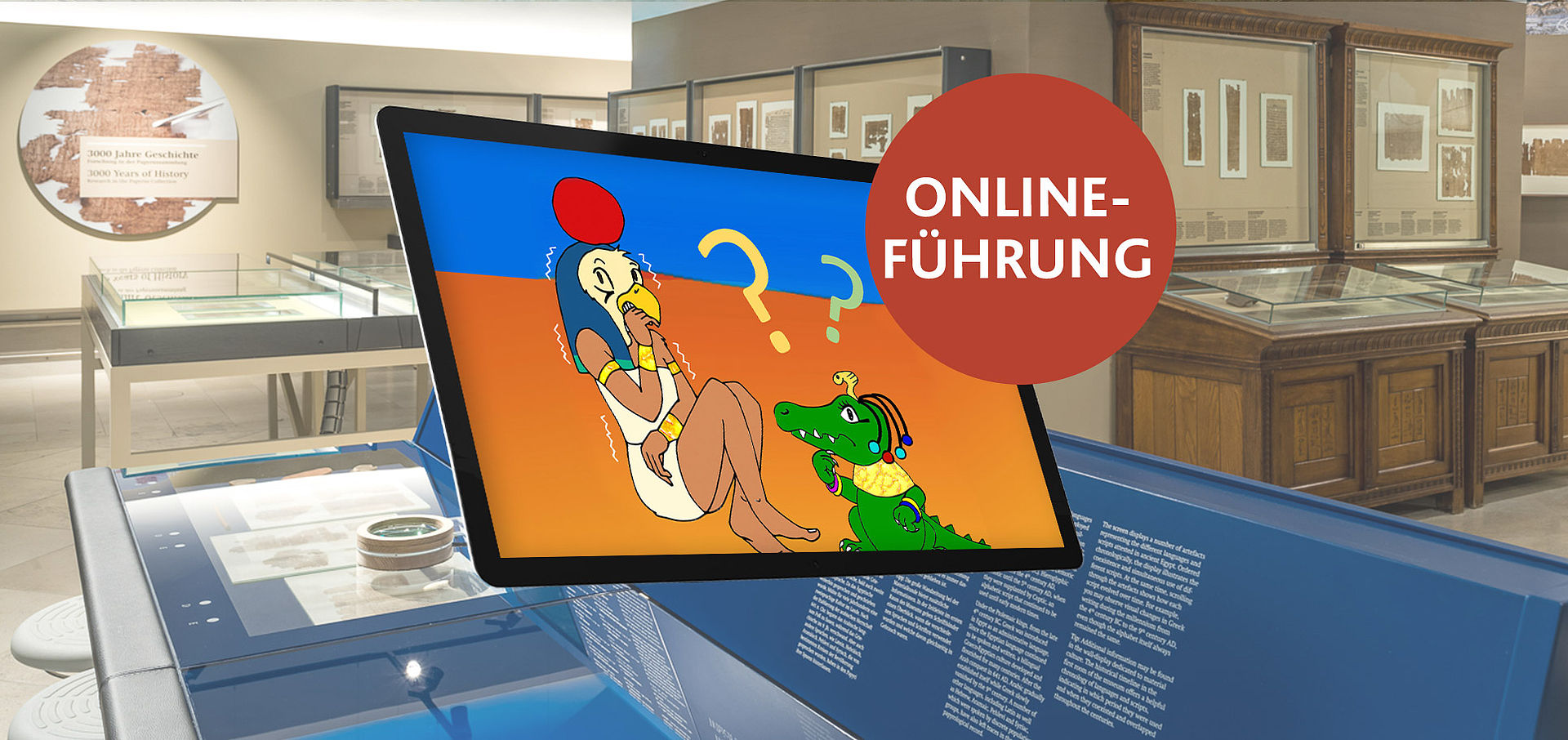 Foto eines Museums in dem Papyrus ausgestellt ist und ein Tablet mit einer Zeichnung von einer ägyptischen Gottheit mit Vogelkopf und einem Krokodil, roter Button mit "Online-Führung"