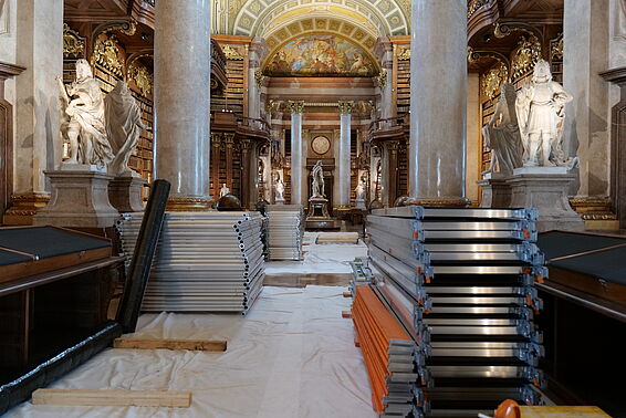 Blick in Marmorsaal mit Gerüsten und Abdeckungen