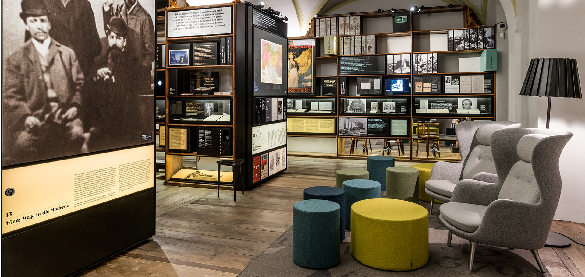 Gemütliche Leseecke mit Bücherregalen im Hintergrund im Literaturmuseum