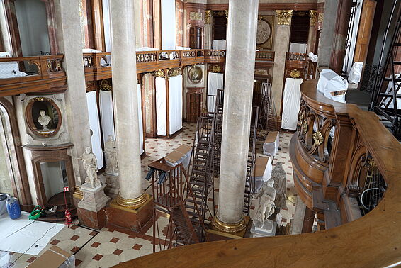 Blick von oben auf Leiter und Statuen.