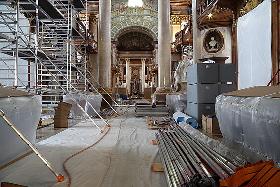 Prunksaal mit zwei Säulen in der Mitte, seitlich Gerüste und Planen.