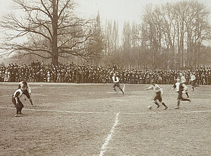 Schwarz-weißes Foto von Fußballmatch
