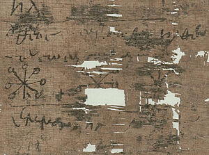 Löchriger Papyrus mit Zeichnungen