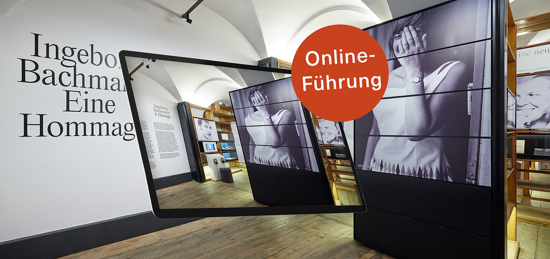 Foto von Museumsraum, das auf einem Tablett im Vordergrund wiederholt wird. Darauf ein rotes Kreis mit Text "Online-Führung"