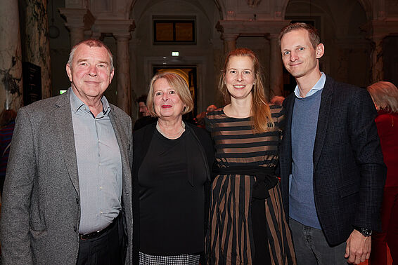 Gruppe von zwei Männern und zwei Frauen.