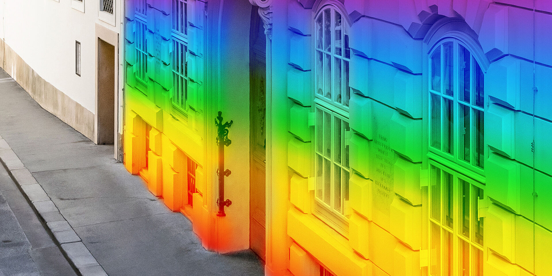 Hausfassade in Regenbogen-Farben eingefärbt
