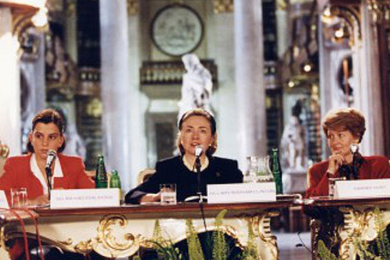 Drei Frauen sitzen an Rednertisch im Marmorsaal