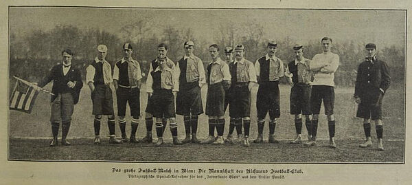 Schwarz-weißes Foto von Fußball-Mannschaft in einer Zeitung.