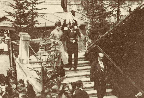 Elisabeth und Franz Joseph auf der Freitreppe des Badeschlosses in Gastein, 8. August 1886. Foto: Max Balde