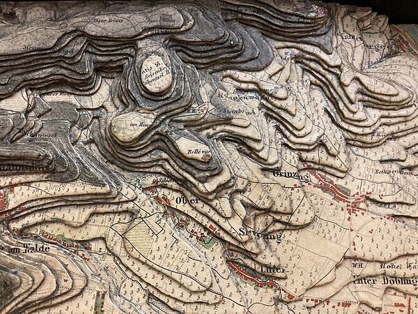 Eine Karte von Wien, im Detail der Cobenzl. Die Karte ist dreidimensional, Schichten wurden übereinandergelegt um die Höhe darzustellen.