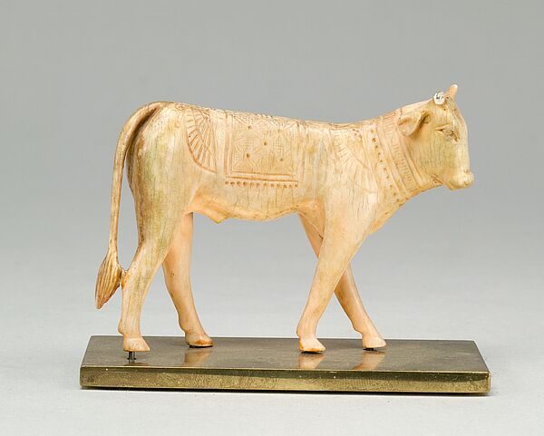 Kleine Statue von einem Stier mit geschnitzten Verzierungen